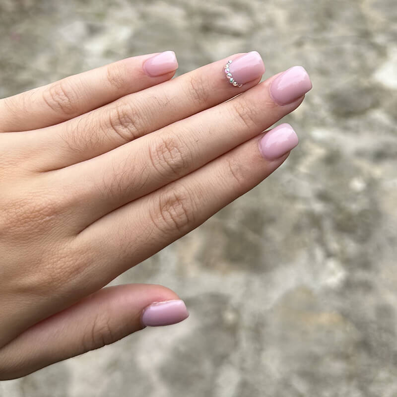 Main manucurée ongles roses