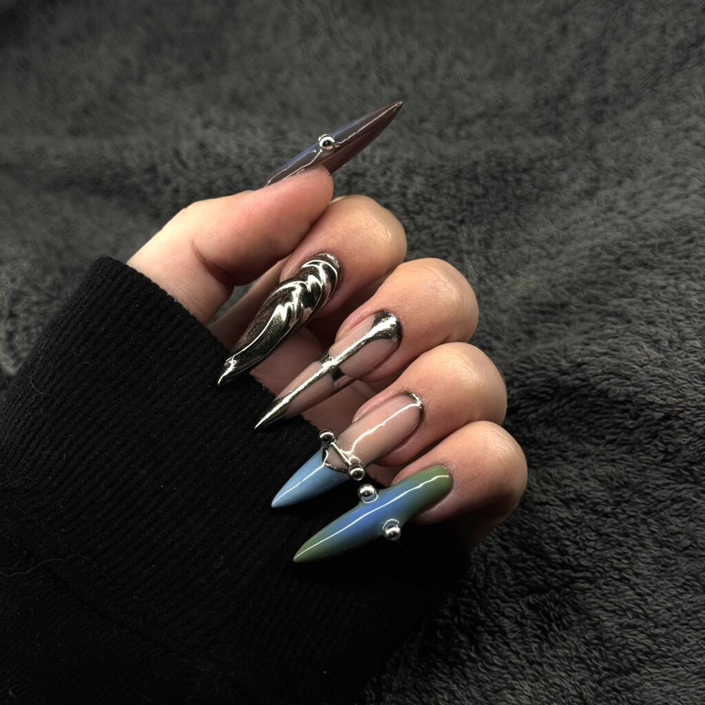 Nail art ongles pointus effet métal