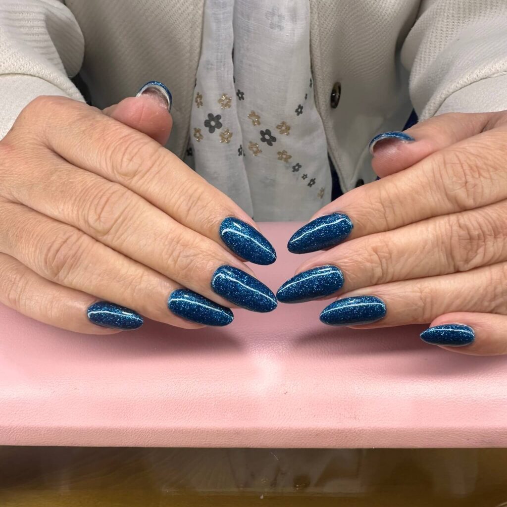 Mains Ongles bleus avec paillettes